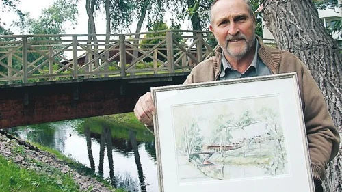 Juryn fick in en bit över 100 namnförslag på den nya bron. Valet föll på Morgan Jonsson och hans förslag Södra Vråkenbron. För det belönades Jonsson i går med en akvarell gjord av Christina Hult-Lundgren.