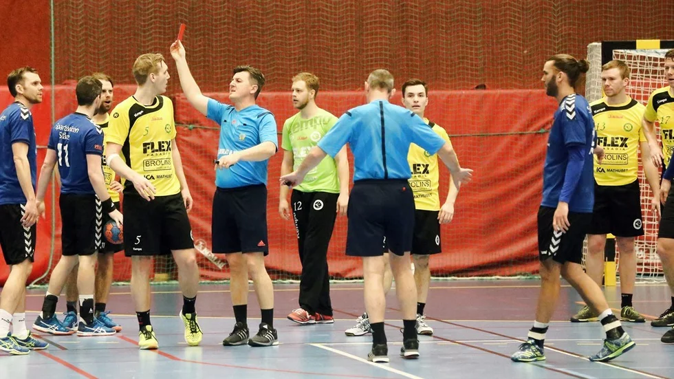 Med bara några sekunder kvar av matchen mellan Hultsfred och Lågan fick Eric Schultz rött kort, efter en ful tackling. Enligt regelboken skulle Lågan fått straff – men så blev det inte. Foto: Roelof Stroetinga