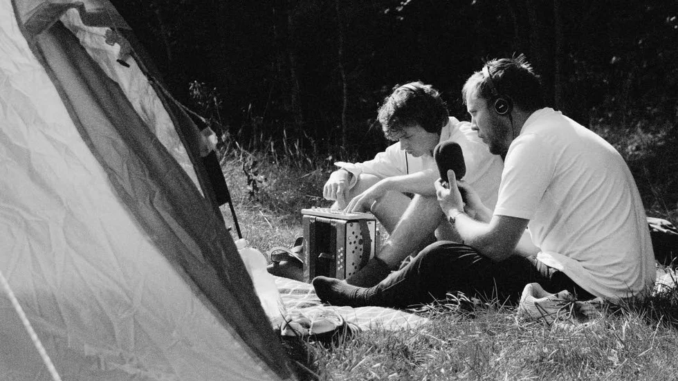 På exkursion. Joakim Andersson och Julius Norrbom intill Östgötaleden.