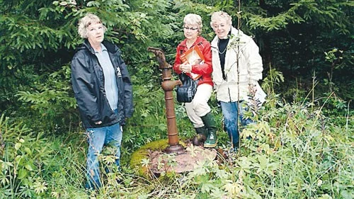 Sonja Johansson från Vetlanda (till vänster) har släktingen Jean Heide (mitten) på besök från Amerika. Margareta Thorsson är också släkt med Jean.