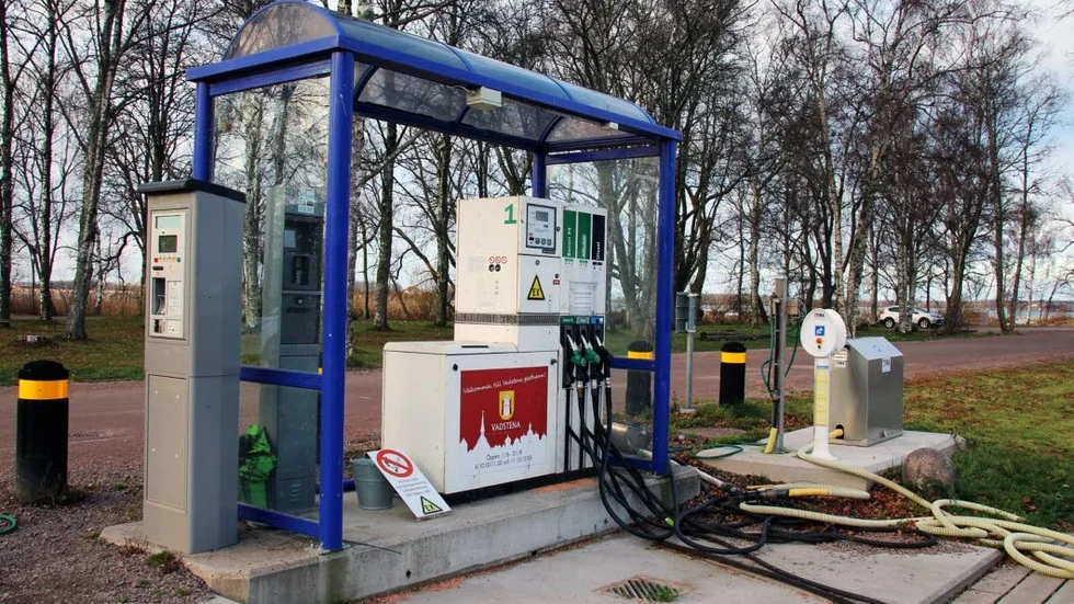 Två båtägare har skrivit till Vadstena kommun och begärt ersättning för att de fick fel bränsle när de tankade i juli månad.
