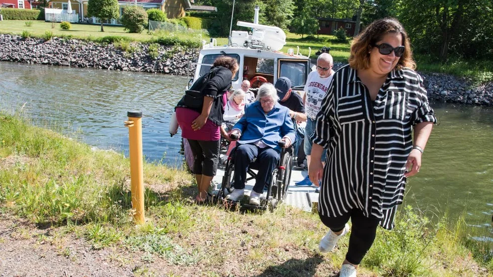 Emilie Magnusson är på väg att hämta nästa passagerare som ska ombord. Det är Irma Asp som får lite stöttning av Petra Vik och Marcus Eliasson.