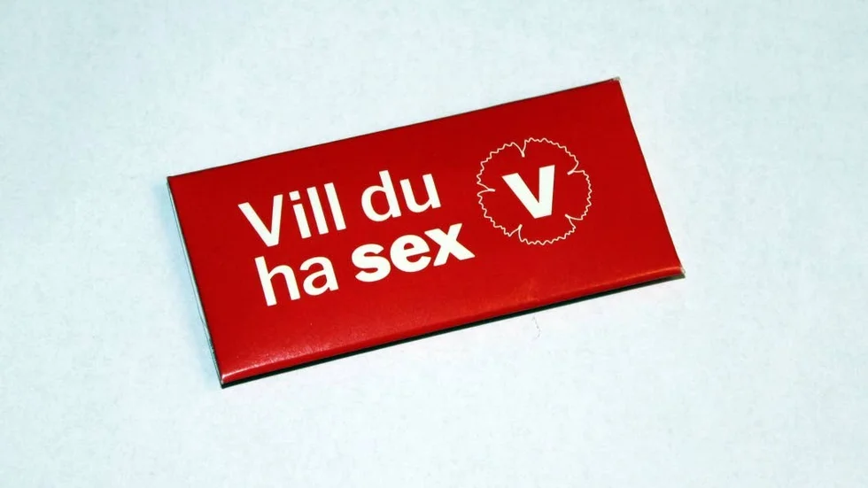 I samband med valrörelsen kan partier dela ut allt möjligt till besökarna. Även kondomer.