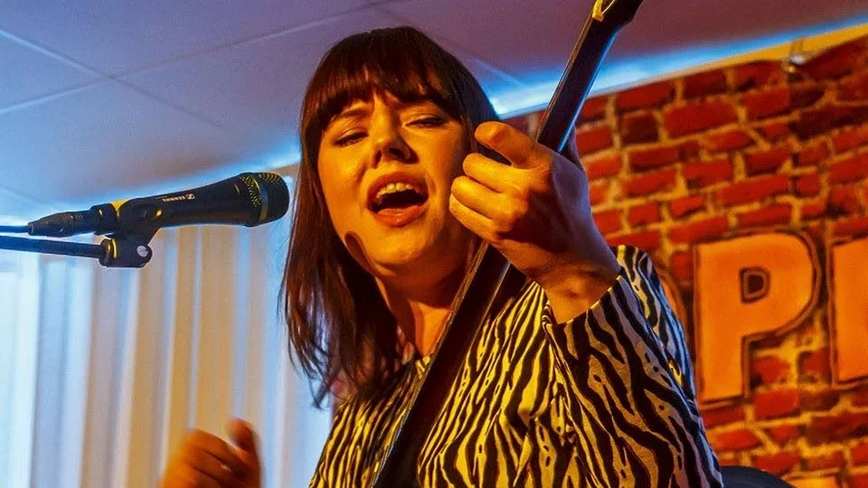 Rebecka Hjukström, medlem i Abalone Dots, gjorde ett soloframträdande på Open stage.