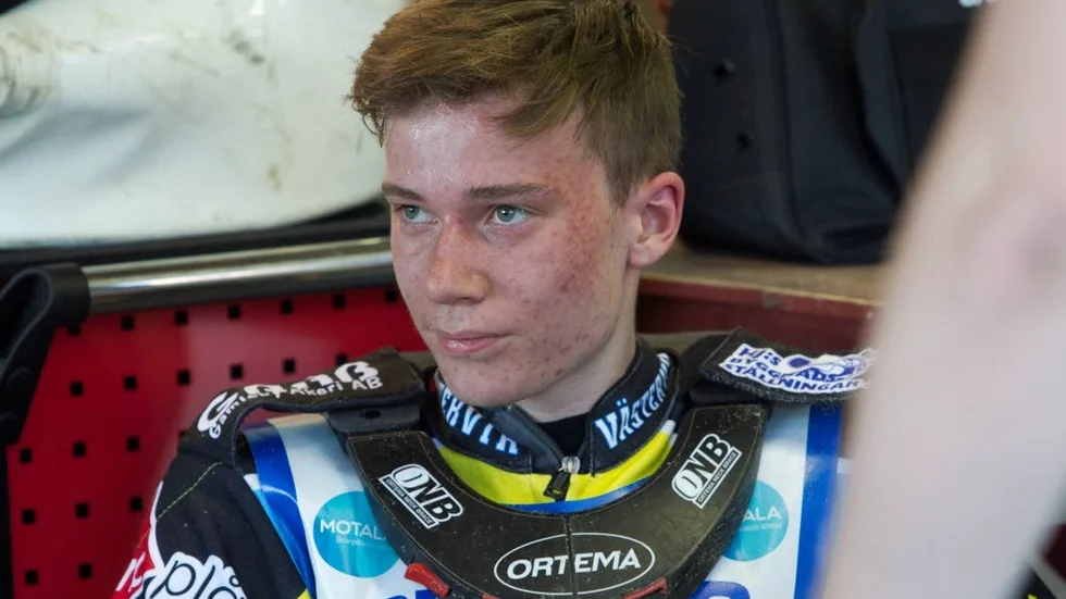 Piraternas Anton Karlsson tog silver när JSM-finalen i speedway avgjordes i Eskilstuna.