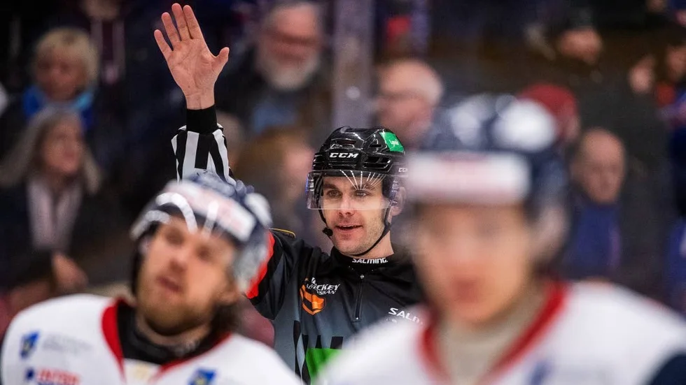 Kommande säsong kommer det att vara fyra domare på isen när Västerviks IK spelar.