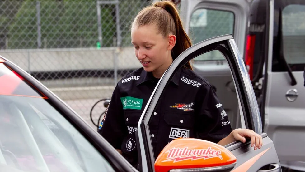 Mekaniker ena helgen, folkraceförare den andra. För Victoria Björklund är motorsport det bästa som finns.