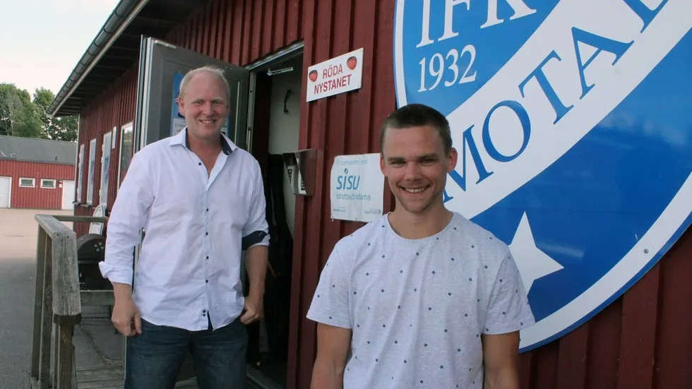 Per Gullbrand, här snett bakom lagkaptenen Erik Ivarsson, ska hålla en utbildning i gruppdynamik och ledarskap med IFK Motalas bandylag. Han säger att alla i gruppen har ett ansvar för att leda gruppen framåt, inte bara ledarna.