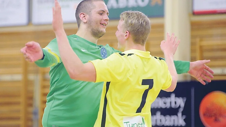 Finalklart. Två av Södra Vi:s bästa spelare, Joakim Holm och Adrian Mathiasson, firar när finalplatsen var klar efter mötet mot IFK Tuna. Foto: Magnus Strömsten