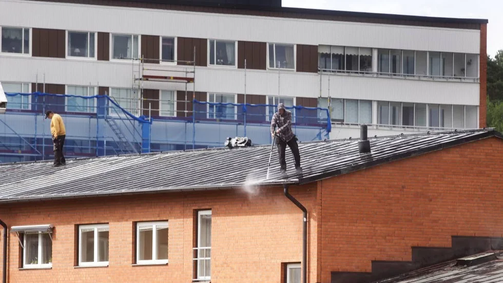 Här ett annat exempel på där takarbete utfördes utan skyddsutrustning, på polishuset i Mjölby.
