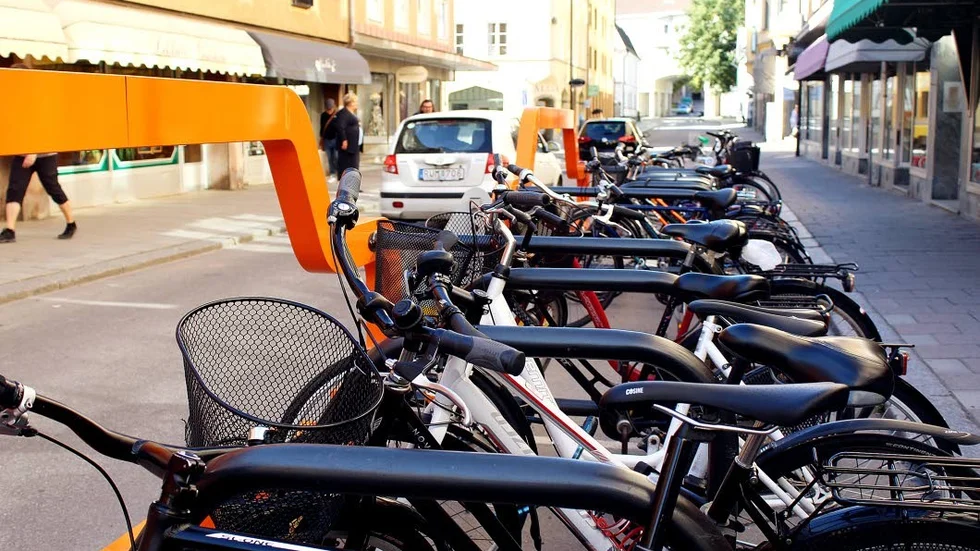 Det är tätt mellan cyklarna på   Nygatan. Det gör att  patienter till vårdcentralen får svårt att ta sig dit.