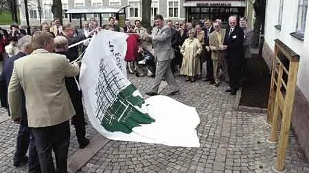Här har just avtäckningen av informationstavla skett.