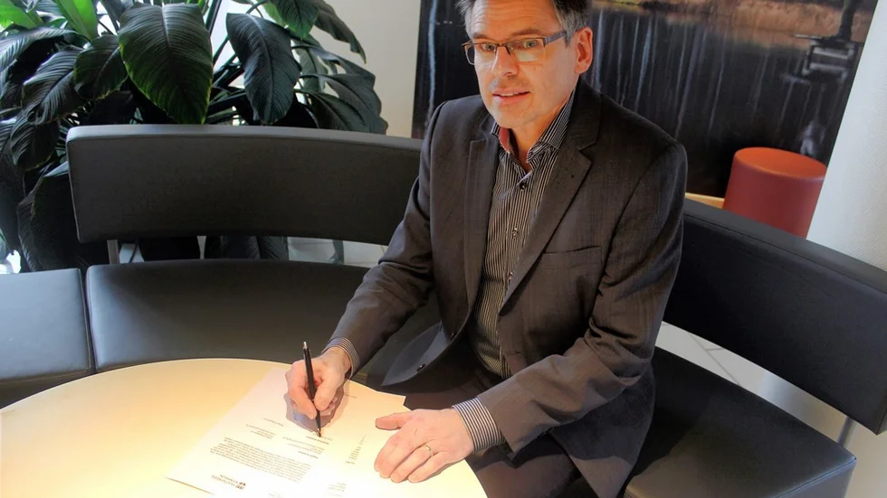 Lars Rosander undertecknar brevet som han och kollegorna i Högsby skickat till regeringen och Migrationsverket, för att protestera mot nedläggningen av kontoret i Högsby. Foto: Charlotte Madestam