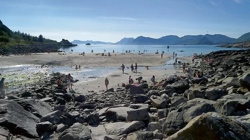 Inställd drömresa. Drygt 30 personer hade bokat en sommartur till norra Skandinavien, men istället verkar resenärerna ha fått betala mycket för ingenting. Prästen som arrangerade resan har ännu inte betalat tillbaka resenärernas pengar. Resan kostade 12 900 kronor styck. Bilden visar en varm sommardag i Lofoten, som var ett av stoppen på tiodagarstrippen. Foto: Scanpix.