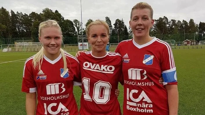 Tiomålsskytt. Lovisa Östfelt (i mitten).