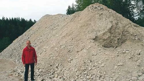 Erik Sandberg, platschef på Finja, vid företagets koldioxidsvamp. Företagets spillprodukter sedan 15 år tillbaka, 3 500 ton krossad betong, beräknas suga upp 180 ton koldioxid om högen får ligga ett år.