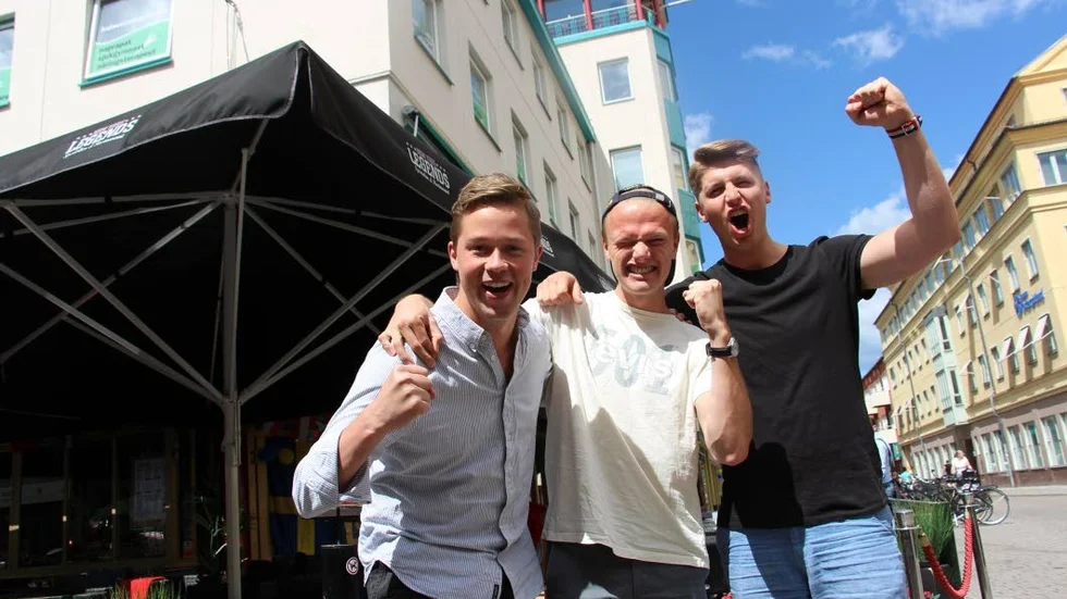 Vi är svenska fans allihopa. Svenska fansen i Linköping är laddade för Sverige-Irland. Från vänster Karl Olsson 21 i mitten Johan Malmström, 22, och till höger Simon Janzon 21.