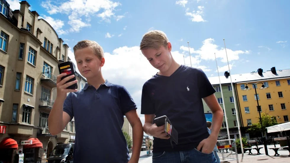 Jaktsäsong. Nils och Kalle har redan fångat 100 Pokémons var.