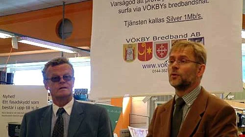 Landshövding Björn Eriksson och vd:n i VÖKBY Bredband AB, Mats-Ove Jakobsson, invigde bredbandsuppkopplingen i Österbymo. Foto: Lars-Göran Bexell