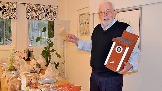 Auktionsutropare Lars-Erik Pettersson hade fullt upp och fick riktigt fina bud på allt ifrån fågelholkar till ostkakor. Fågelholkarna som såldes var tillverkade av Ingatorparen John Davidsson.
