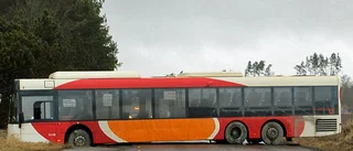Buss körde fel - blockerade vägen