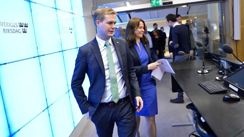 STOCKHOLM 20150425
Miljöpartiets språkrör Gustav Fridolin och Åsa Romson håller en pressträff i Riksdagens presscenter i Stockholm.
Foto: Maja Suslin / TT kod 10300
