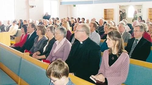 Missionkyrkan var fullsatt av folk då det var invigningsgudstjänst.