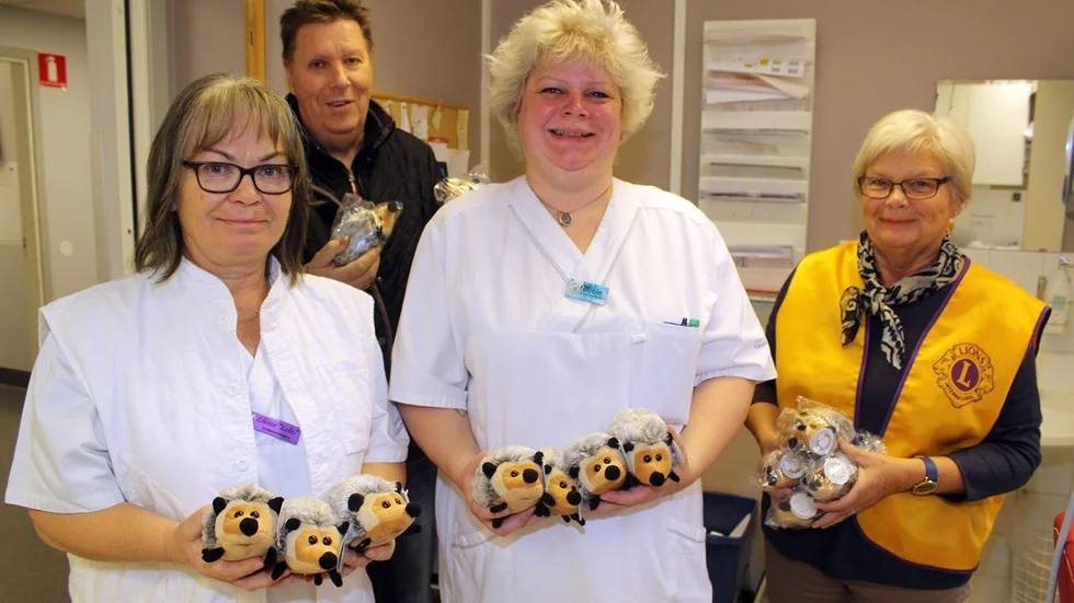 Ellinor Nilsson och Nicole Joschko fick ta emot ett helt gäng nya Sticke av Målilla-Mörlunda Lions Clubs representanter Anders Wällstedt och Margareta Sundlin. Foto: Charlotte Madestam