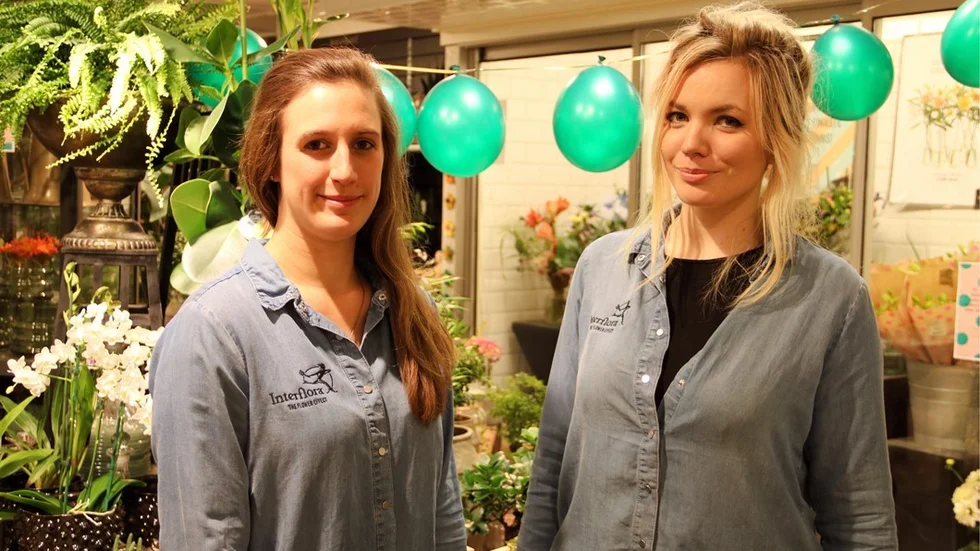 Terese Nau och Pyttan Spetz från nypremiären av den nya Interflorabutiken i Västervik - Ett strå vassare. Foto: Liselotte S Johansson