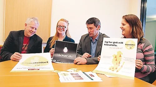 Björn Holm, Lina Edoff, Per-Åke Svensson och Emma Birgersson uppmanar alla kommunbor att släcka ljuset på lördag kväll. De vill också slå ett slag för klimatlöften.