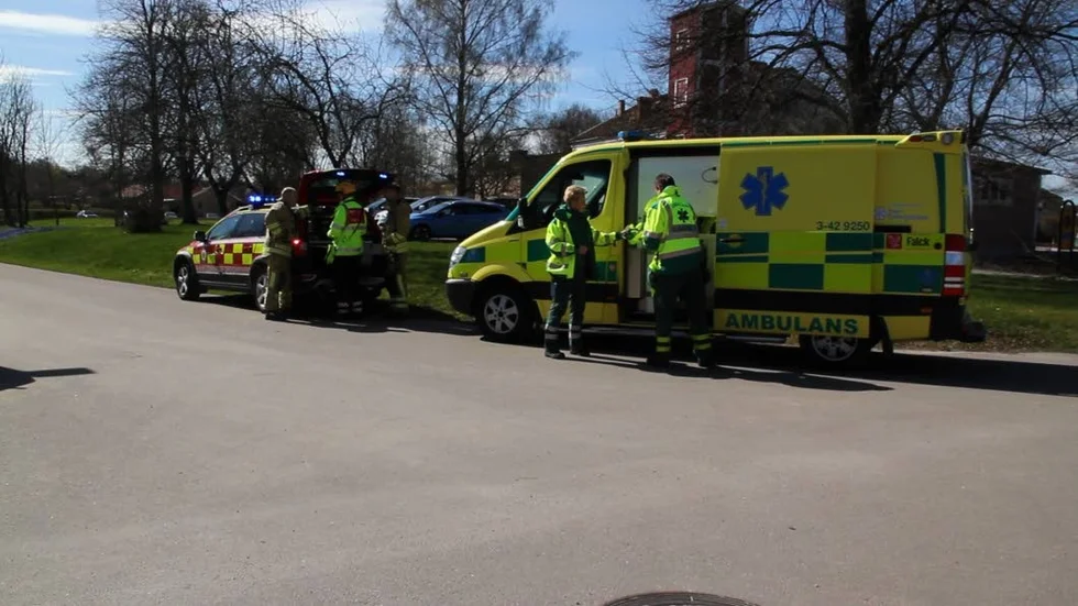 En ambulans dirigerades till platsen om någon skulle komma till skada när villan undersöktes.