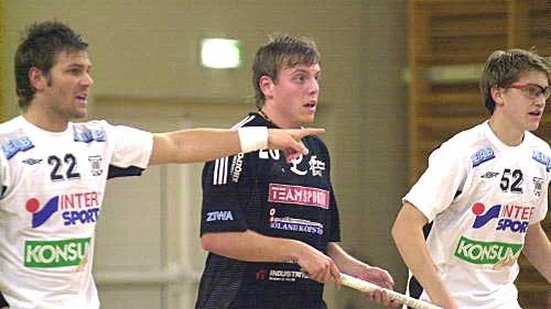 Vimmerbys backar Mattias Nilsson och Oskar Lönn får hålla koll på förre klubbkamraten Jonas Elofsson i kvällens match mot Färjestadens IBK. Foto; Magnus Strömsten