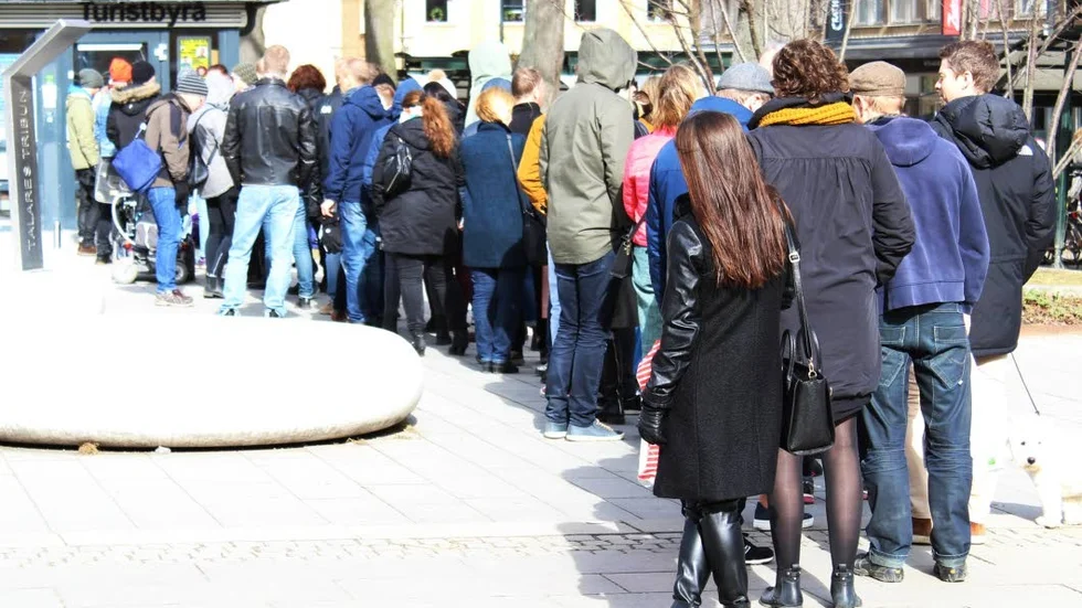 Så här såg det ut i S:t Larsparken klockan 11.30 på lördagen. Alla som köade var ute efter biljetter till den sista konserten med Kent i Linköping.