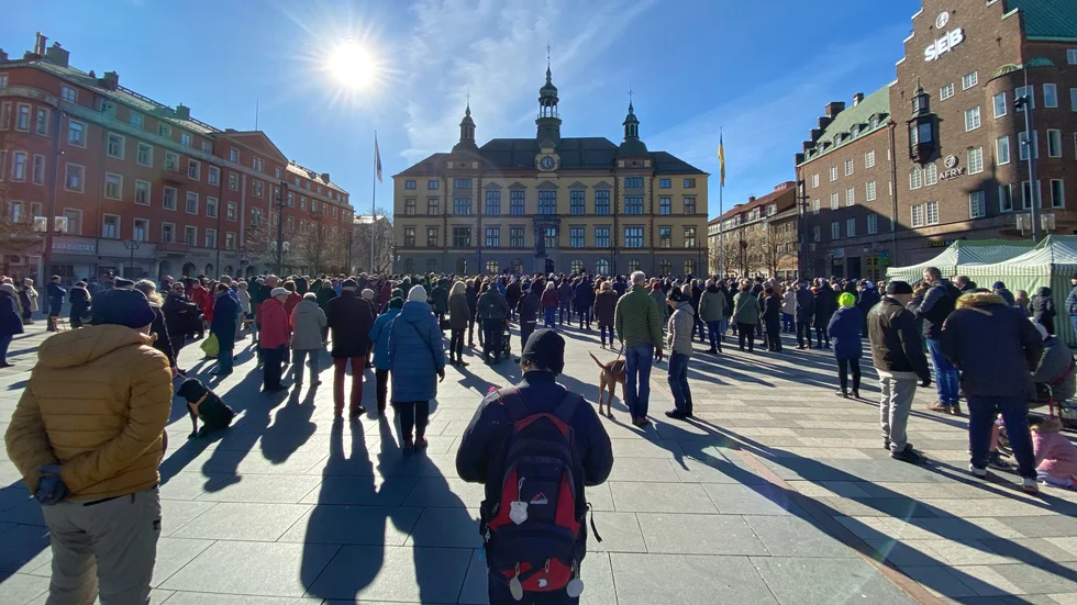 Många Eskilstunabor kom till Fristadstorget på lördagen, där Röda korset arrangerade en manifestation till stöd för Ukraina.