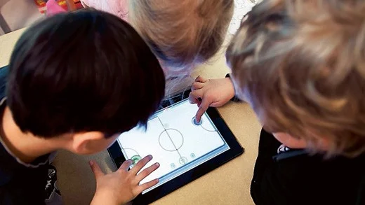 Dyrare plattor i Vimmerby. Surfplattor blir allt vanligare i utbildningsverksamheten. Men för en skola i Vimmerby är det dubbelt så dyrt att köpa in en surfplatta jämfört med kostnaden för en skola i Hultsfred. Den största skillnaden är Itsams krav på supportavgift och att man valt att försäkra sina plattor. Barnen på bilden har inget med artikeln att göra. Foto: Scanpix.