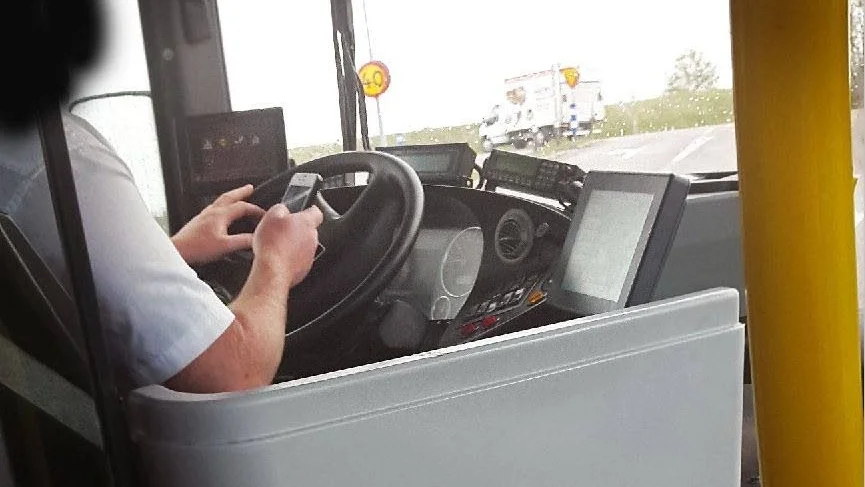 Mobilanvändning under körning är inget som vare sig Östgötatrafiken eller dess entreprenörer tillåter annat än i nödfall.