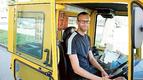 Daniel Karlsson är student och utnyttjar sommarveckorna till att sommarjobba på Posten.