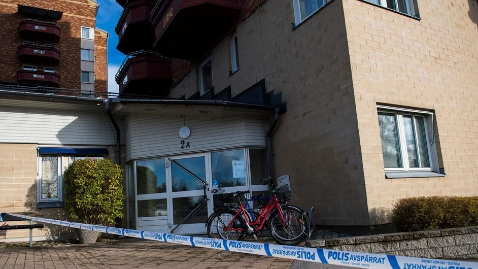 En polisstation i Växjö utsattes natten till i söndagen för en attack. Nu misstänks en kvinna i 50-årsåldern för skadegörelse.