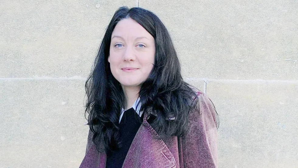 Helen Macdonald, född 1970, är författare, poet och historiker på University of Cambridge. "H som i hök" är hennes första bok utanför den akademiska världen.