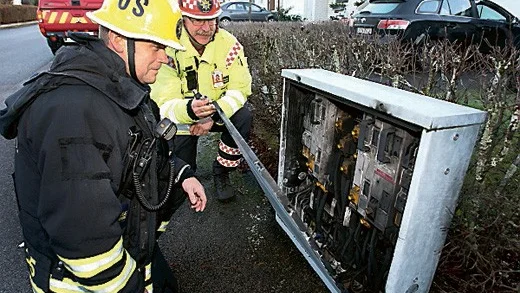 Elskåpet var helt sönderbrunnit. Brandmästaren Lasse Karlsson och styrkeledaren Ola Ståhlgren kollar på skåpets insida som var helt sönderbrunnen.
