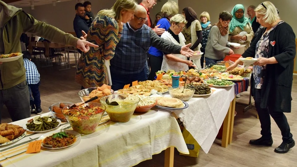 Ett väldukat internationellt buffébord fanns att ta del av på Folkets Hus under torsdagskvällen. Morgan Karlsson