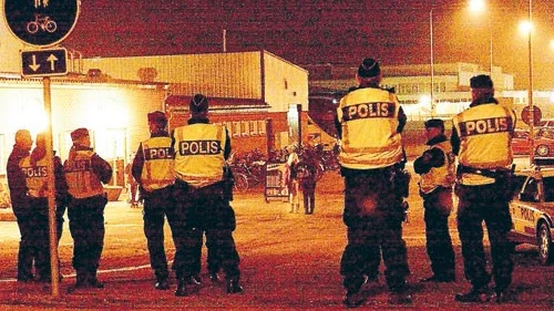 Polis tillkallades till Vimmerby Ishall efter rapporter om bråk utanför hallen. Även fylleri förekom och fem personer omhändertogs för fylla.