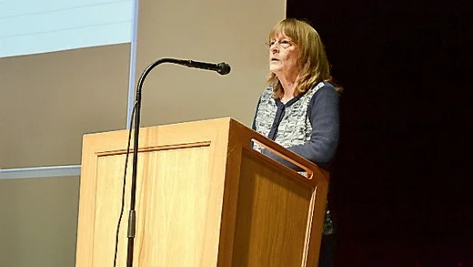 Mariann Gustafsson (V) var upprörd efter budgetförhandlingens inledning.