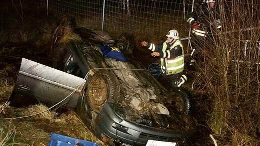 Med hjälp av luftkuddar lyckades att lyfta bilen lite för att befria förarens arm som satt fastklämd under taket.