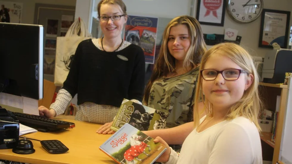 Bäst. Alisa Ljutika och Isa Hjelm  på Alléskolan tycker att de har världens bästa skolbibliotek. Karin Nielsen-Lundin och hennes kollegor får inte bara uppskattning från eleverna. Igår kom beskedet om ännu en årgång av utmärkelsen "Skolbibliotek i värdsklass"