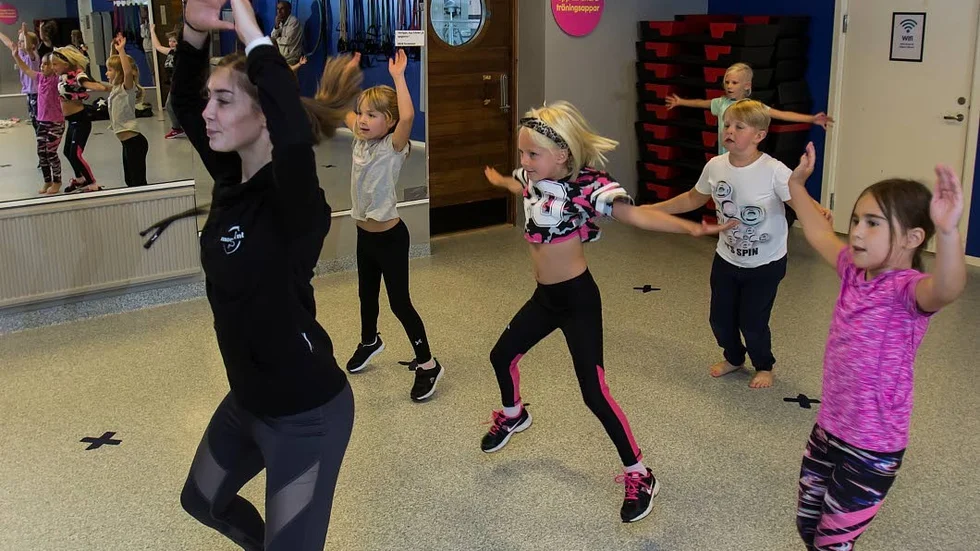 Barnen dansar med stor glädje och energi, här under ledning av Alice Wikner.