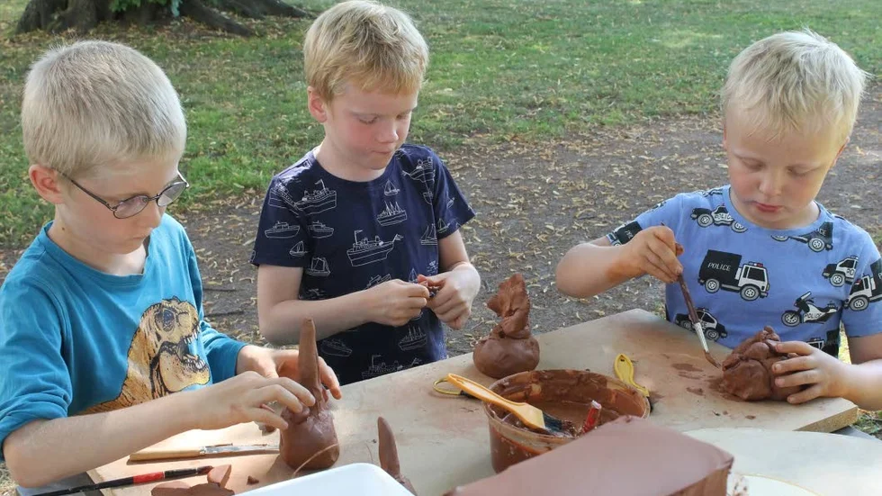 Här bygger pojkarna varsin figur av lera. Fr. vä: Ellion, 6 år, Erling 6 år och Karl 6 år.