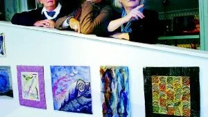 Laddar för riksmöte i Norrköping med andra broderientusiaster gör från vänster Ingrid Tensmyr, Lillemor Johansson och Kerstin Sapire, framför några av bidragen i broderitävlingen på Stadsmuseet.
Foto: Janne Forsby (011-200 464)
janne.forsby@folkbladet.se