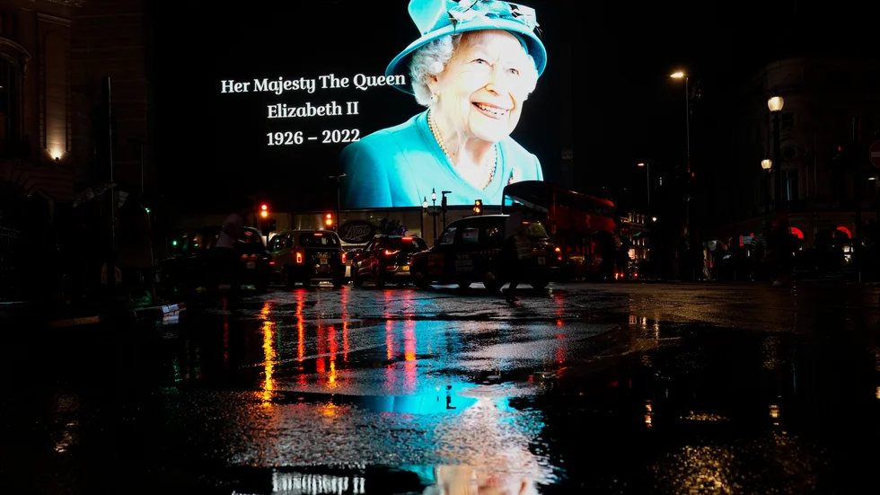 Elizabeth II var den monark som suttit längst av alla på den brittiska tronen. Med hennes bortgång går också den brittiska efterkrigstiden till historien.