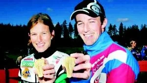 Guld-glädje i skogen. Simone Niggli-Luder från Schweiz och Daimien Renard från Frankrike tog hem var sitt guld vid SM i kortdistans.  Inte undra på att det glada miner efter sedan de två utländska stjärnorna fått mottaga var sitt SM-guld.
Foto: Scanpix